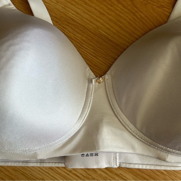 Vanity Fair Off White Wireless Bra 38D - Picture 4 of 9